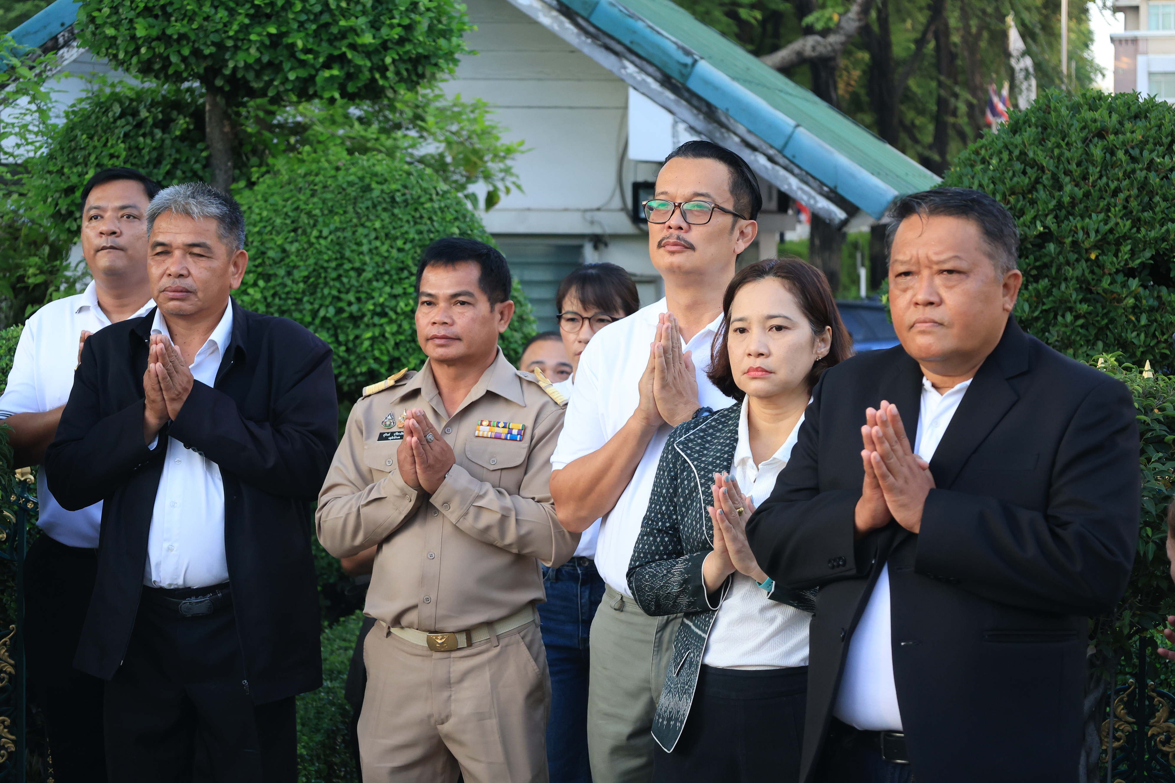 title - เลขาธิการ ส.ป.ก. และผู้เกษียณอายุราชการ สักการะสิ่งศักดิ์สิทธิ์ประจำ กระทรวงเกษตรและสหกรณ์ และ สำนักงานการปฏิรูปที่ดินเพื่อเกษตรกรรม เนื่องในโอกาสเกษียณอายุราชการ